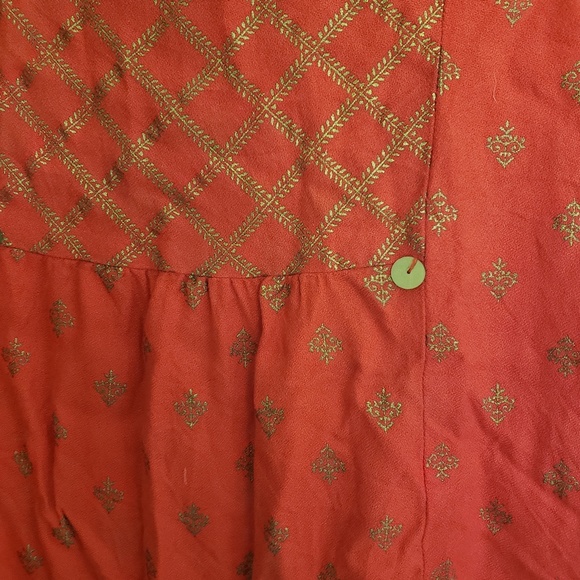 Srishti Boutique SzM Top 3/4 Sleeves, Gold Pattern - Picture 3 of 4